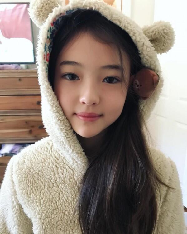 10 Potret Imut Ella Gross, Model Cilik yang Mendunia