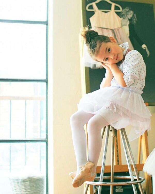 10 Potret Imut Ella Gross, Model Cilik yang Mendunia