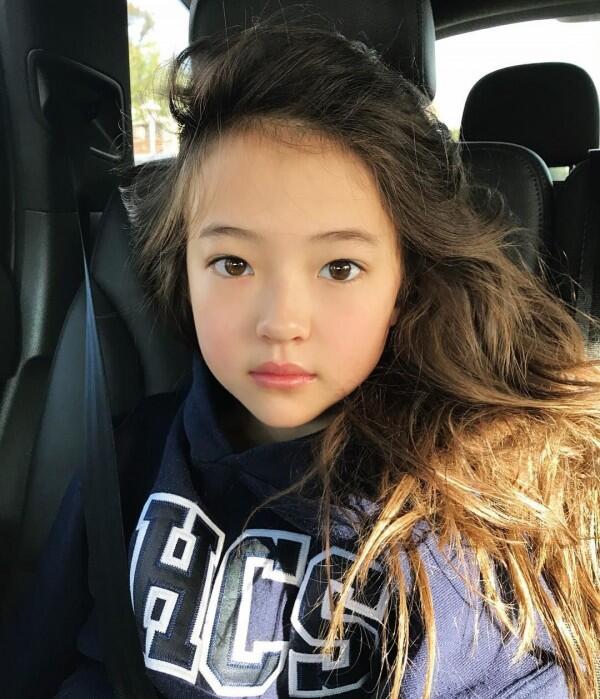 10 Potret Imut Ella Gross, Model Cilik yang Mendunia