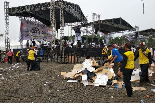 Reuni 212 Usai, Peserta Ramai-Ramai Kumpulkan Sampah