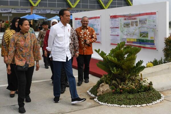 Prabowo Ikut Reuni 212 di Monas, Jokowi Bersepeda di Bogor