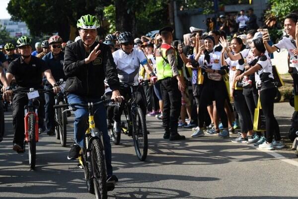 Prabowo Ikut Reuni 212 di Monas, Jokowi Bersepeda di Bogor