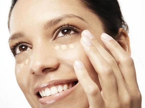 Masih Awam Kegunaannya, Ini 6 Manfaat Concealer dalam Makeup
