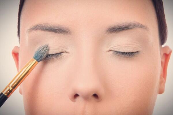 Masih Awam Kegunaannya, Ini 6 Manfaat Concealer dalam Makeup