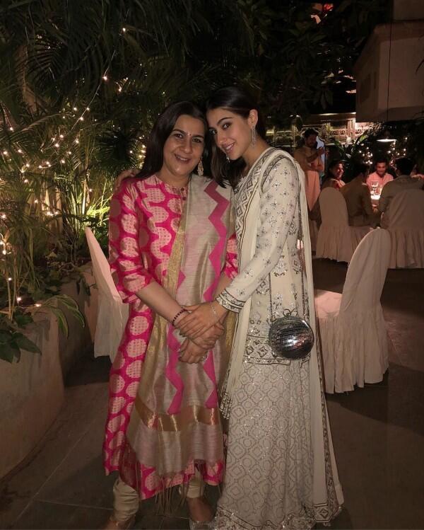 10 Kedekatan Seleb Bollywood & Putrinya, Like Mother Like Daughter