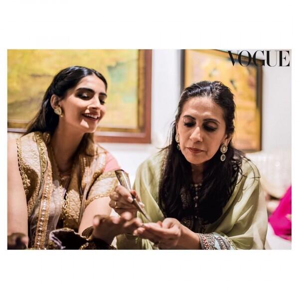 10 Kedekatan Seleb Bollywood & Putrinya, Like Mother Like Daughter