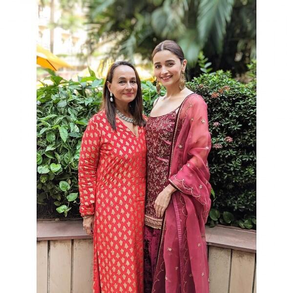 10 Kedekatan Seleb Bollywood & Putrinya, Like Mother Like Daughter