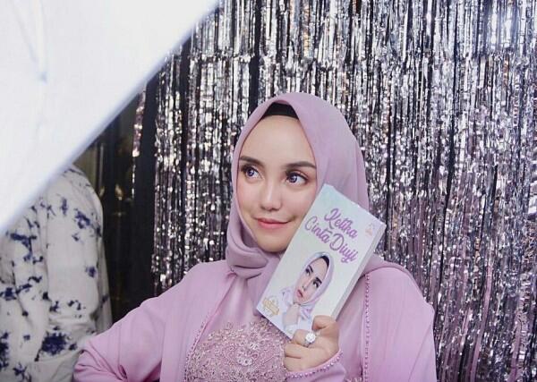 10 Artis yang Rilis Buku di 2018, Mulai Prilly Sampai Roy Kiyoshi