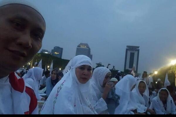 Titiek Soeharto Sholat Subuh Berjamaah Bersama Alumni 212