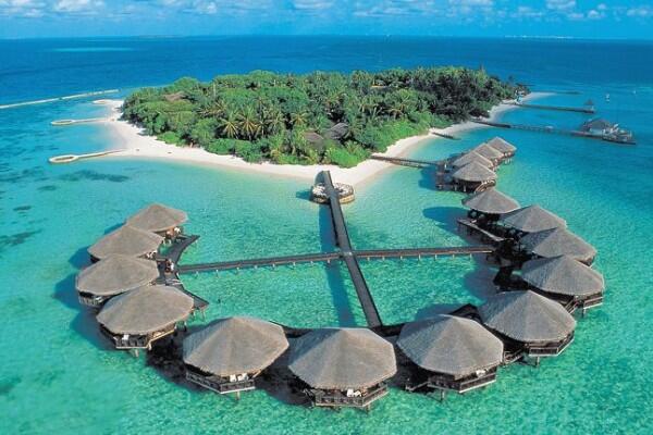 15 Pantai Paling Indah di Indonesia yang Gak Kalah Indah dari Maldives