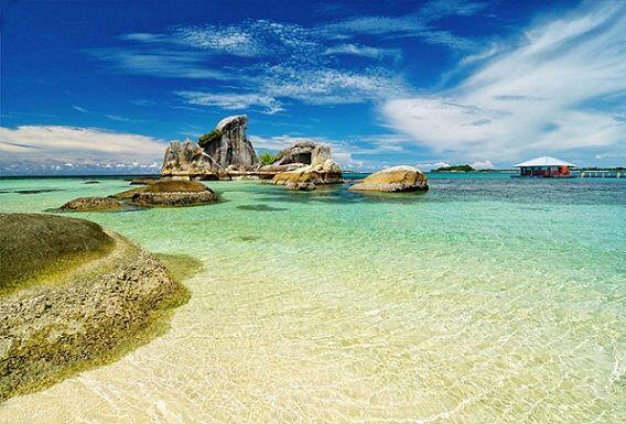 15 Pantai Paling Indah di Indonesia yang Gak Kalah Indah dari Maldives