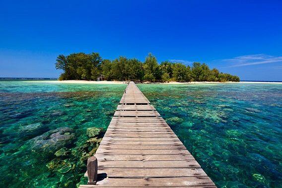 15 Pantai Paling Indah di Indonesia yang Gak Kalah Indah dari Maldives
