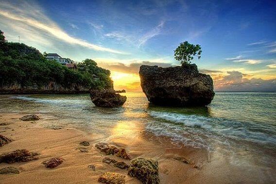 15 Pantai Paling Indah di Indonesia yang Gak Kalah Indah dari Maldives