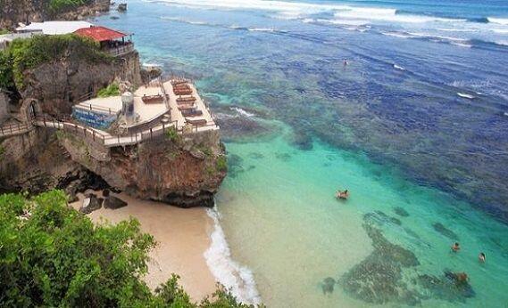 15 Pantai Paling Indah di Indonesia yang Gak Kalah Indah dari Maldives
