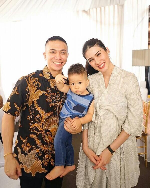 Bakal Punya Anak Lagi, Ini 10 Potret Kemesraan Stevie Agnecya & Suami!