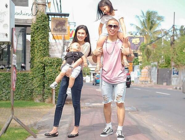 Bakal Punya Anak Lagi, Ini 10 Potret Kemesraan Stevie Agnecya & Suami!