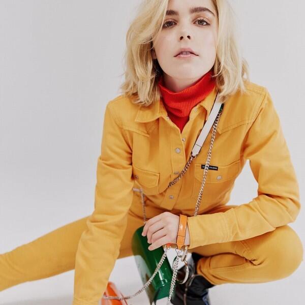 10 Potret Cantik Kiernan Shipka, Aktris Netflix 'Kembaran' Emma Watson
