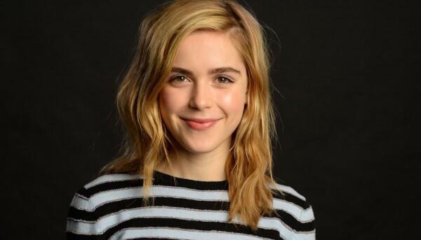 10 Potret Cantik Kiernan Shipka, Aktris Netflix 'Kembaran' Emma Watson