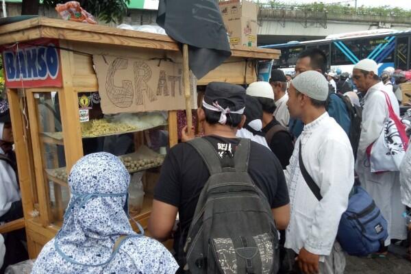 Penjual Bakso Bagikan Dagangannya Gratis untuk Peserta Reuni 212