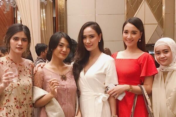 Adu Gaya Fashion Para Artis Hadiri Pernikahan Ge Pamungkas-Anastasia