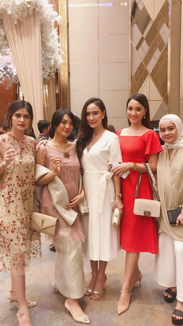 Adu Gaya Fashion Para Artis Hadiri Pernikahan Ge Pamungkas-Anastasia