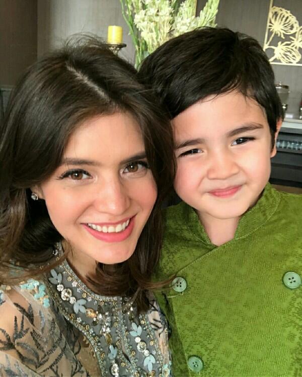Punya Wajah Bule, Siapa Sangka 10 Artis Ini Ternyata Beragama Islam!