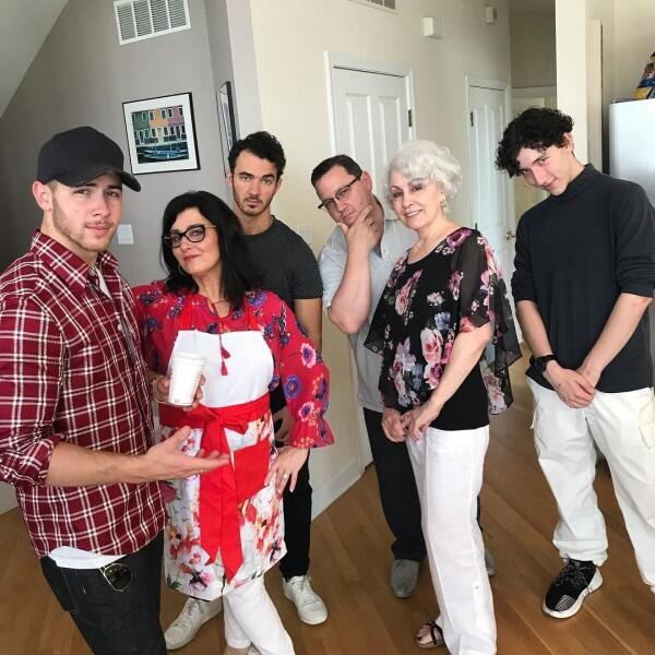 15 Potret Bukti Nick Jonas & Priyanka Sangat Dekat dengan Keluarga