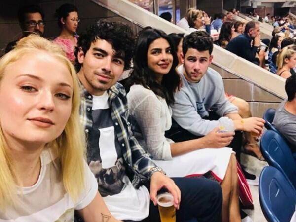 15 Potret Bukti Nick Jonas & Priyanka Sangat Dekat dengan Keluarga