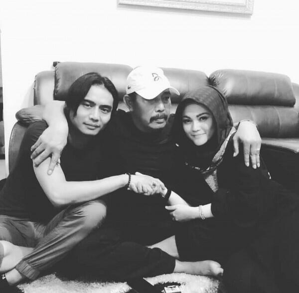 Kembali Rujuk, Ini 10 Potret Kemesraan Charly Van Houten & Sang Istri!