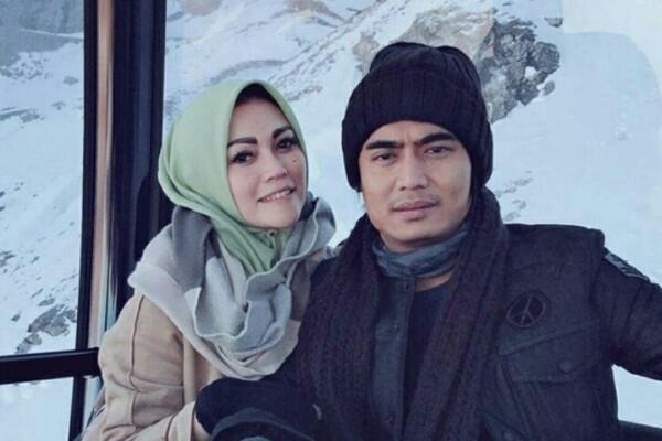 Kembali Rujuk, Ini 10 Potret Kemesraan Charly Van Houten & Sang Istri!
