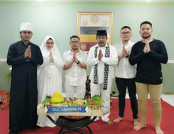 Kembali Rujuk, Ini 10 Potret Kemesraan Charly Van Houten & Sang Istri!