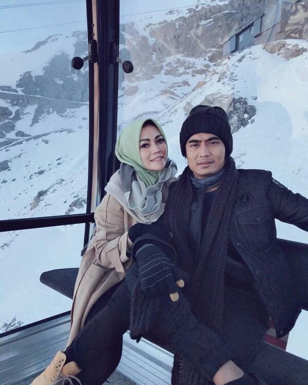 Kembali Rujuk, Ini 10 Potret Kemesraan Charly Van Houten & Sang Istri!