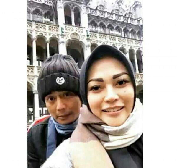 Kembali Rujuk, Ini 10 Potret Kemesraan Charly Van Houten & Sang Istri!