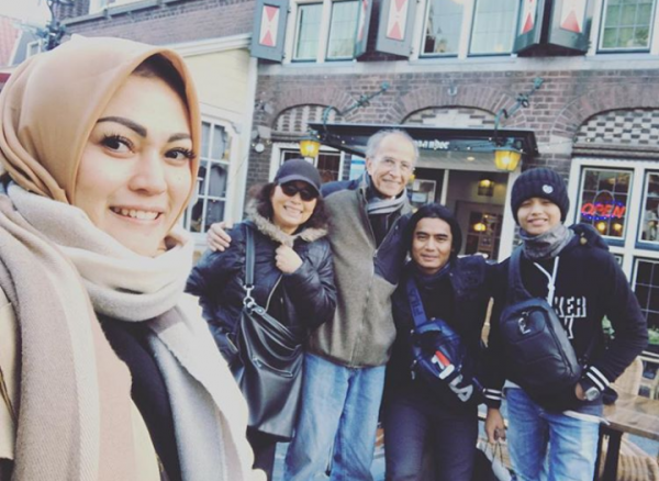 Kembali Rujuk, Ini 10 Potret Kemesraan Charly Van Houten & Sang Istri!