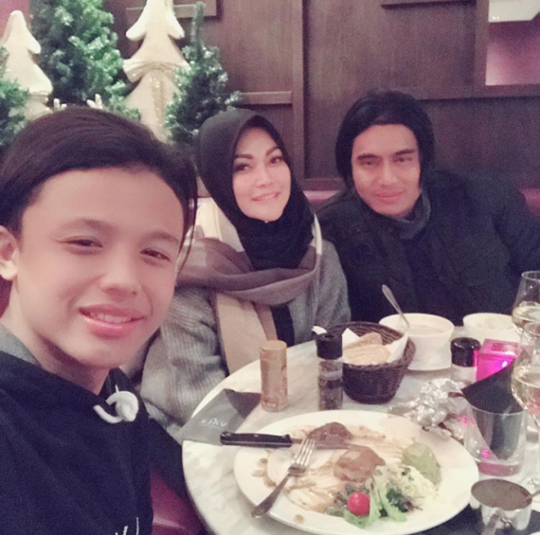 Kembali Rujuk, Ini 10 Potret Kemesraan Charly Van Houten & Sang Istri!