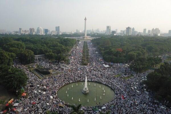FOTO: Massa Reuni 212 Putihkan Monas