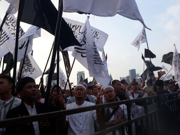 FOTO: Massa Reuni 212 Putihkan Monas