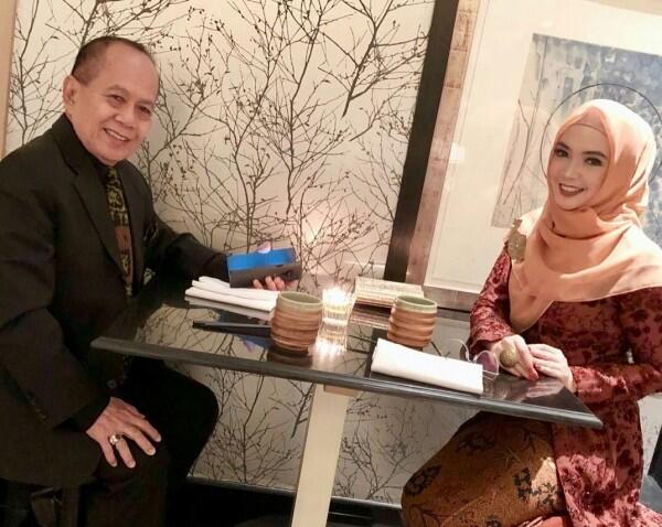 Beda Usia 27 Tahun, Ini 10 Potret Kemesraan Inggrid Kansil dan Suami!