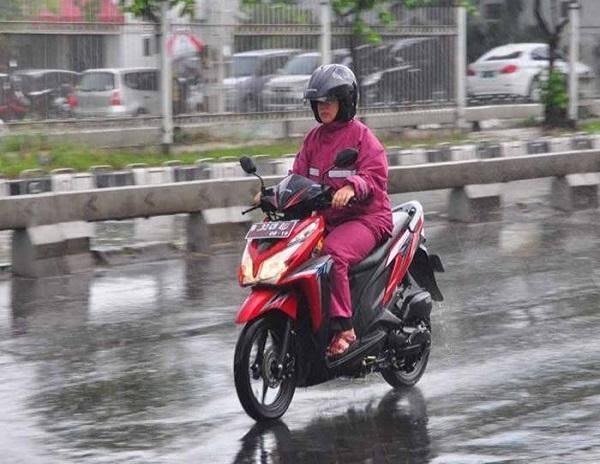 Salah Kaprah Bikers Ketika Hadapi Hujan di Jalan