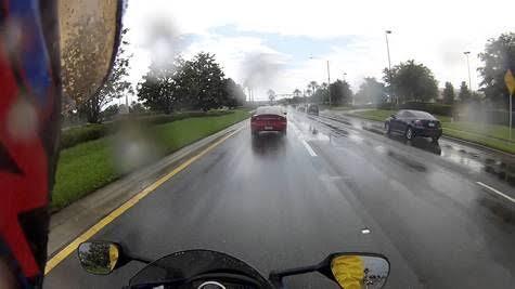 Salah Kaprah Bikers Ketika Hadapi Hujan di Jalan