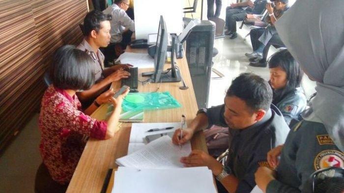 Greget anggota DPRD ini Bilang 'Preet' dan Beri Pantat ke Bawaslul