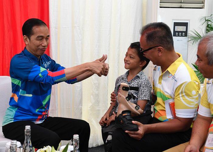Bocah yang merangkak ke sekolah itu dipangku Jokowi
