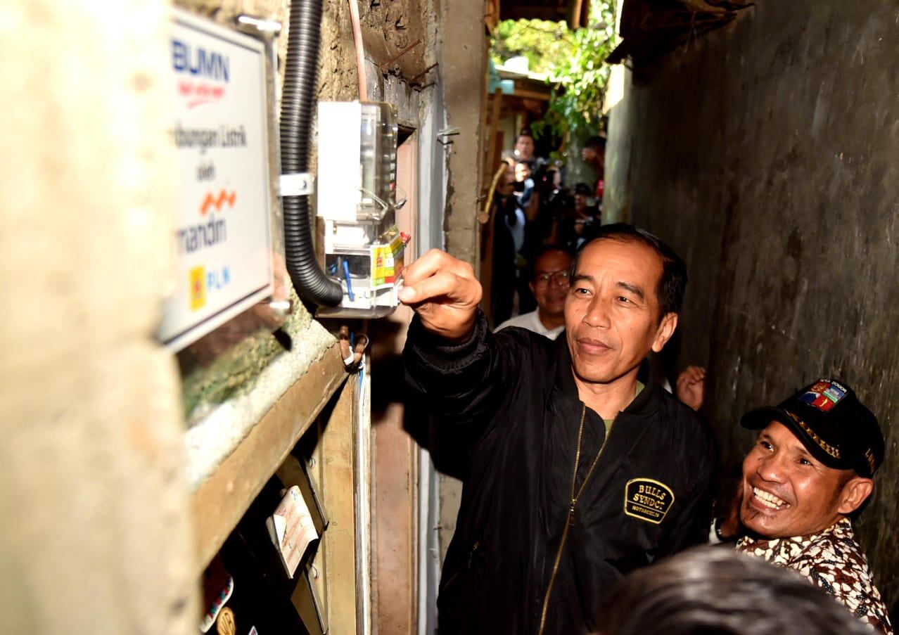 Secara Simbolis, Presiden Nyalakan Listrik Gratis bagi Keluarga Tak Mampu di Bogor