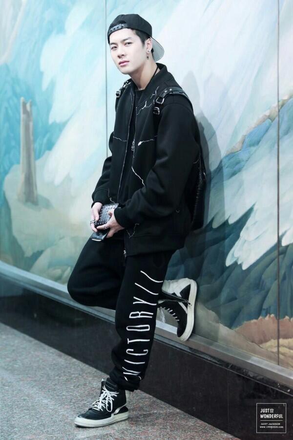5 Idol KPop yang Identik dengan Streetwear Style, Keren Parah!