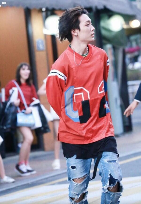 5 Idol KPop yang Identik dengan Streetwear Style, Keren Parah!