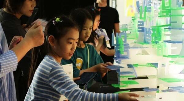 PluginHUMAN: Karya Seni Canggih yang Bisa Tampilkan Isi Pikiranmu