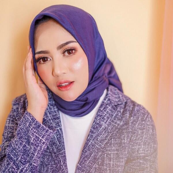 Hijrah? Inilah 9 Potret Penampilan terbaru Rachel Venya dengan Hijab