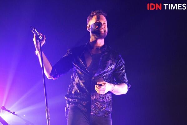 10 Potret Keseruan Konser Calum Scott di Jakarta, Bikin Baper!