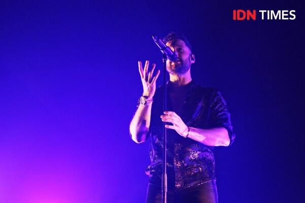 10 Potret Keseruan Konser Calum Scott di Jakarta, Bikin Baper!