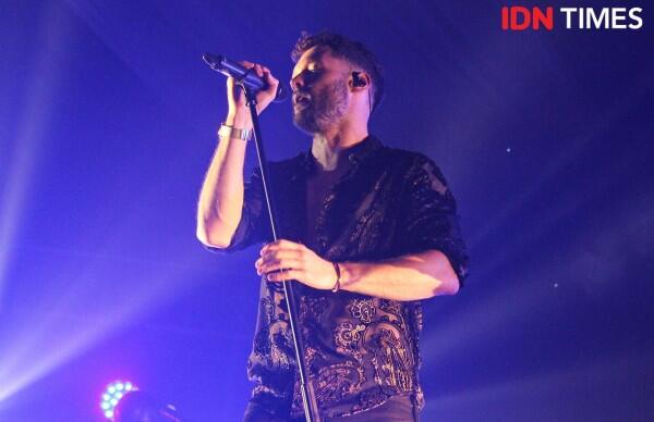 10 Potret Keseruan Konser Calum Scott di Jakarta, Bikin Baper!